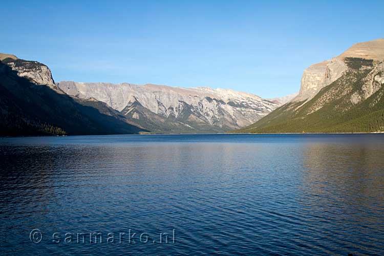 Lake Minnewanka bij Banff in Banff National Park in Alberta