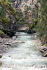 De snelstromende rivier door Johnston Canyon bij Banff