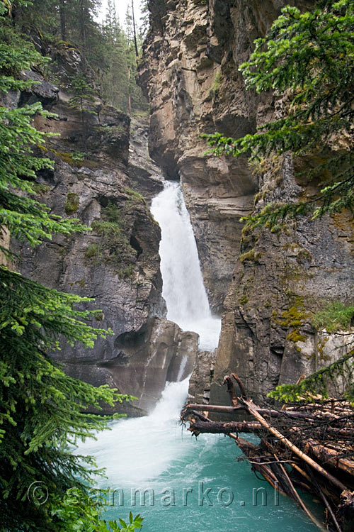 De eerste waterval in de rivier van Johnston Canyon in Banff NP