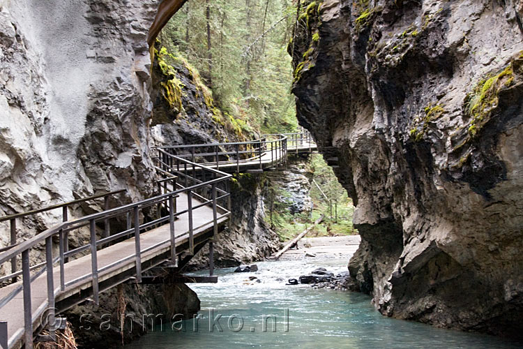 Het wandelpad door een smal gedeelte van de Johnston Canyon in Canada