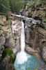 Een mooi uitzicht over de waterval in Johnston Canyon in Banff NP