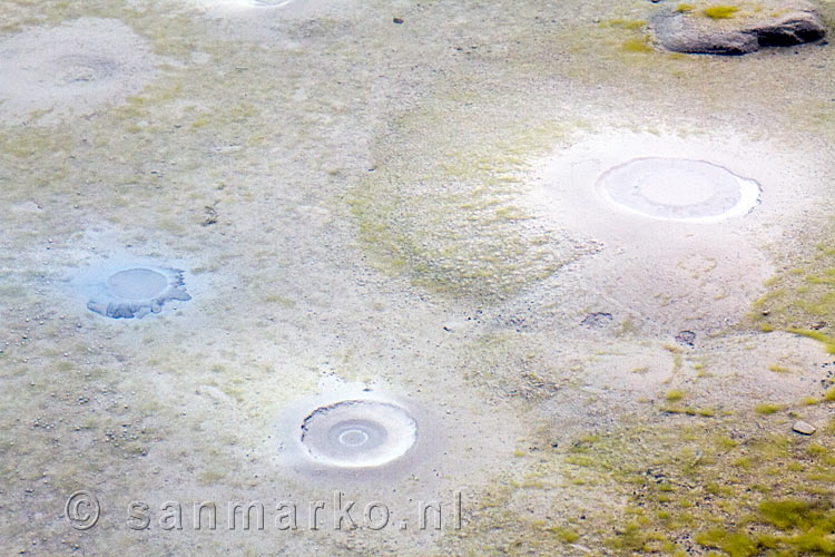 De Ink Pots creeren maanlandschappen in de meren in Banff NP