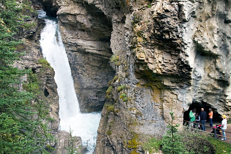 Op de terugweg nog een laatste blik op de waterval in Johnston Canyon