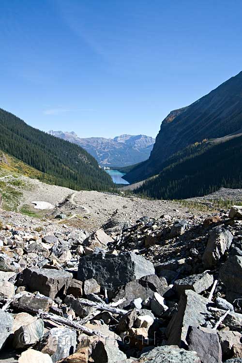 Het uitzicht op Lake Louise vanaf het uitzichtpunt Plain of the Six Glaciers