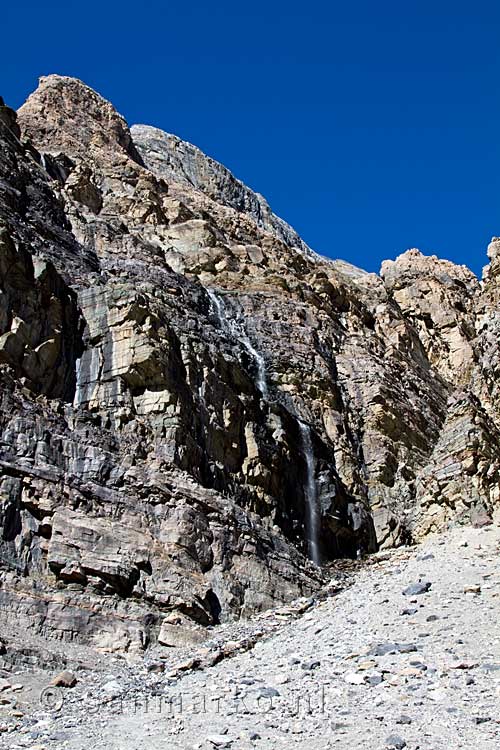 Een kleine waterval bij the Plain of the Six Glaciers