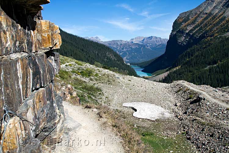 Door de mooie natuur wandelen we terug naar Lake Louise