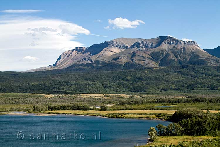 In Waterton Lakes National Park uitzicht op Lower Waterton Lake en Sofa Mountain