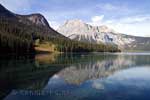 Wandelen langs Emerald Lake in Yoho National Park in Canada