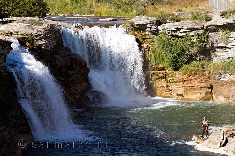 Een vliegvisser bij de Lundbreck Falls waterval bij de Crowsnest Highway in Alberta