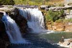 Een vliegvisser bij de Lundbreck Falls waterval bij de Crowsnest Highway in Alberta