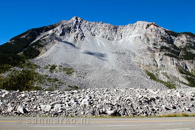 Vanaf de parkeerplaats Frank Slide en Turtle Mountain