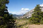 Het uitzicht over de Crowsnest Highway en de Crowsnest Pass