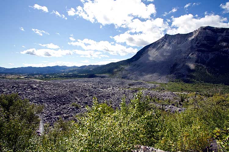 Vanaf het bezoekerscentrum een goed uitzicht over Frank Slide