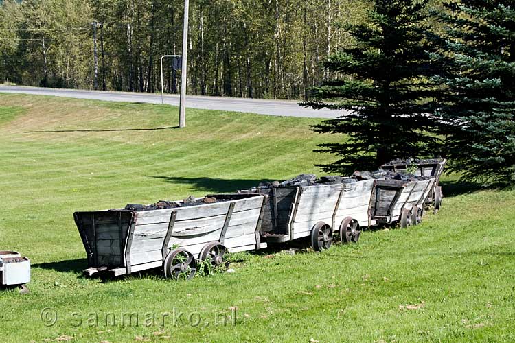 Oude mijnwagens bij het bezoekerscentrum in Fernie in British Columbia