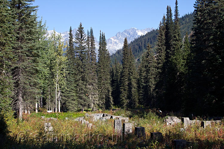 De ruines van het oude hotel in Glacier NP in Canada