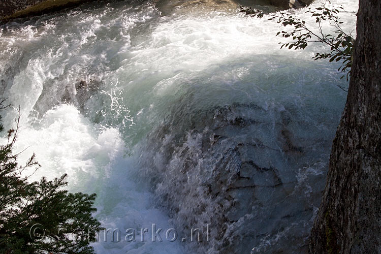 Het kolkende water van de Asulkan Brook richting de Glacier Crest Trail