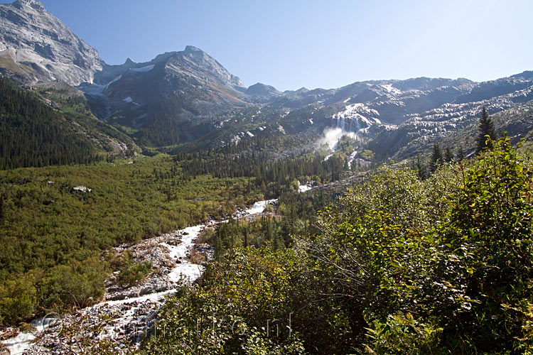 Vanaf het wandelpad een schitterend uitzicht over Glacier NP in Canada