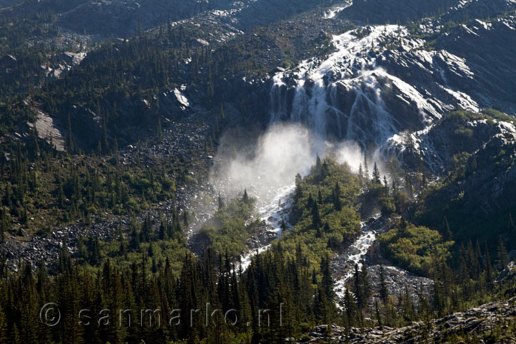 Tijdens de wandeling over de Glacier Crest Trail een mooi uitzicht op de waterval