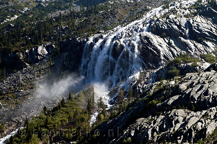 Iets hoger op de Glacier Crest Trail een uitzicht op de waterval van de Illecillewaet Glacier