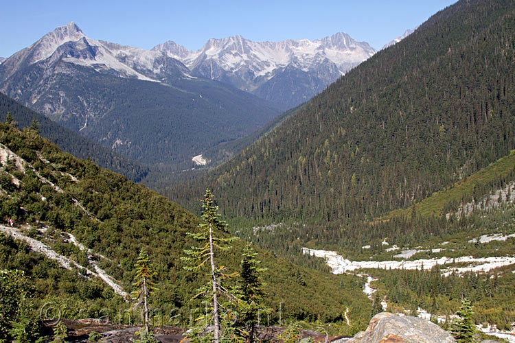 Vanaf de Glacier Crest Trail het uitzicht over Glacier NP richting de snelweg