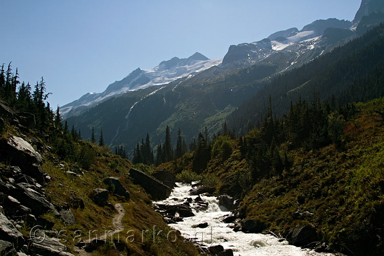 Vanaf het wandelpad een schitterend uitzicht over de Asulkan Valley