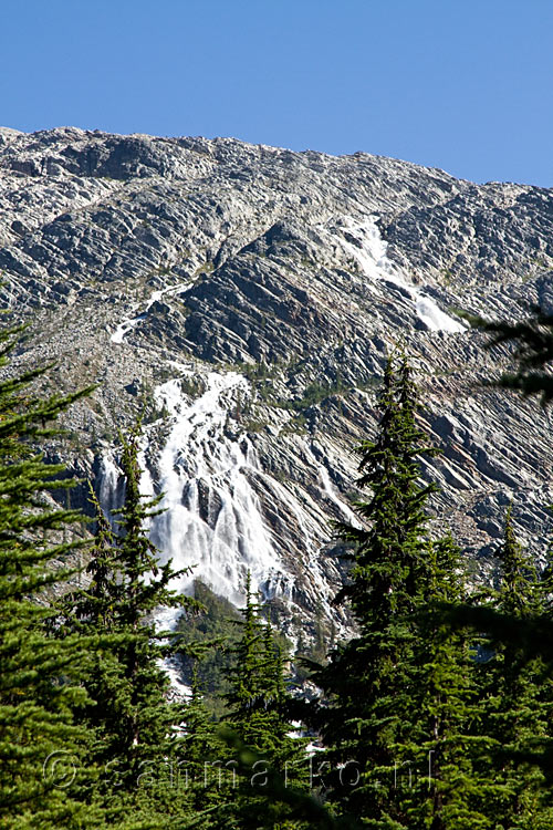 Vanaf het wandelpad een mooi uitzicht over de waterval van de Illecillewaet Glacier