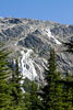 Vanaf het wandelpad een mooi uitzicht over de waterval van de Illecillewaet Glacier