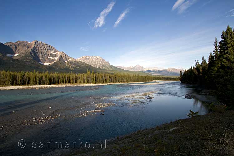 Onderweg van Jasper naar Banff een mooi uitzicht langs de Icefields Parkway