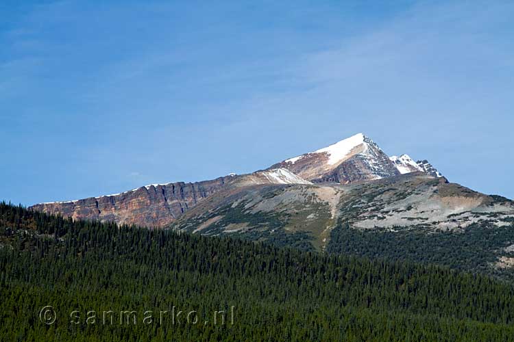 In september is de eeuwige sneeuw zichtbaar op de bergtoppen in Canada