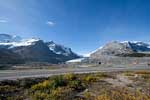 De Athabasca Glacier vanaf het bezoekerscentrum langs de Icefield Parkway