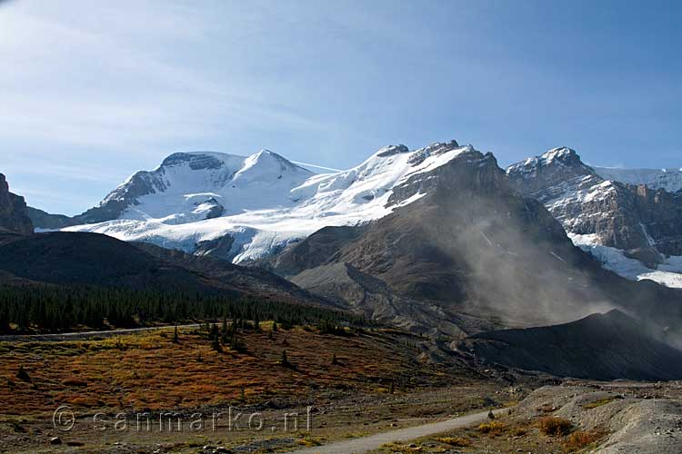 Het uitzicht over het Columbia Icefield bij de Athabasca Glacier