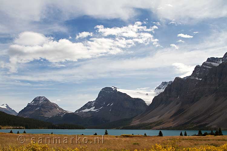 Bow Lake gezien vanaf de parkeerplaats langs de Icefields Parkway