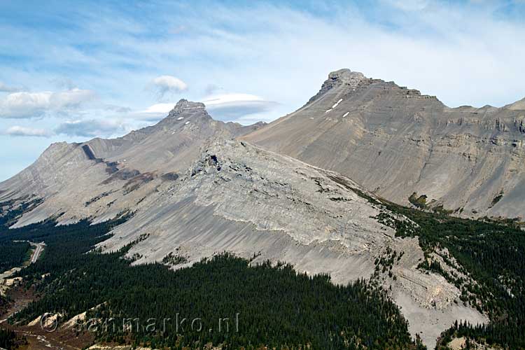 Aan de andere kant van de Icefields Parkway de bergen rondom Nigel Peak