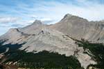 Aan de andere kant van de Icefields Parkway de bergen rondom Nigel Peak