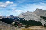 Het uitzicht vanaf Parker Ridge over de Icefields Parkway in Alberta