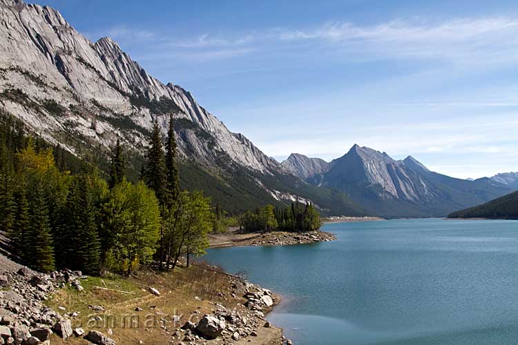 Het uitzicht op Mount Charlton en Mount Unwin bij Maligne Lake