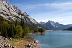 Het uitzicht op Mount Charlton en Mount Unwin bij Maligne Lake