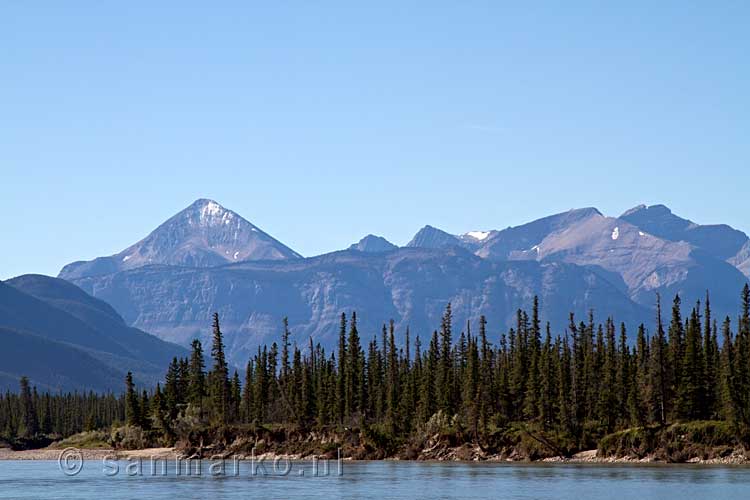 Pyramid Mountain gezien vanaf een parkeerplaats aan de Trans-Canada HW