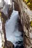 De snel stromende waterval van Maligne Canyon in Jasper
