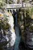 De derde brug over de waterval in Maligne Canyon in Jasper NP