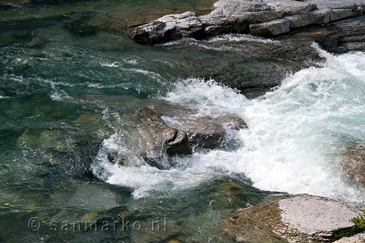 Het ontzettend heldere water in Maligne Canyon, gefilterd door de bergen