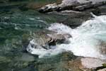 Het ontzettend heldere water in Maligne Canyon, gefilterd door de bergen