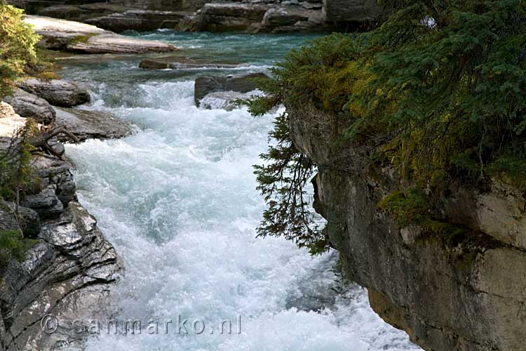 Het overtollige water van Maligne Lake stroomt door Maligne Canyon