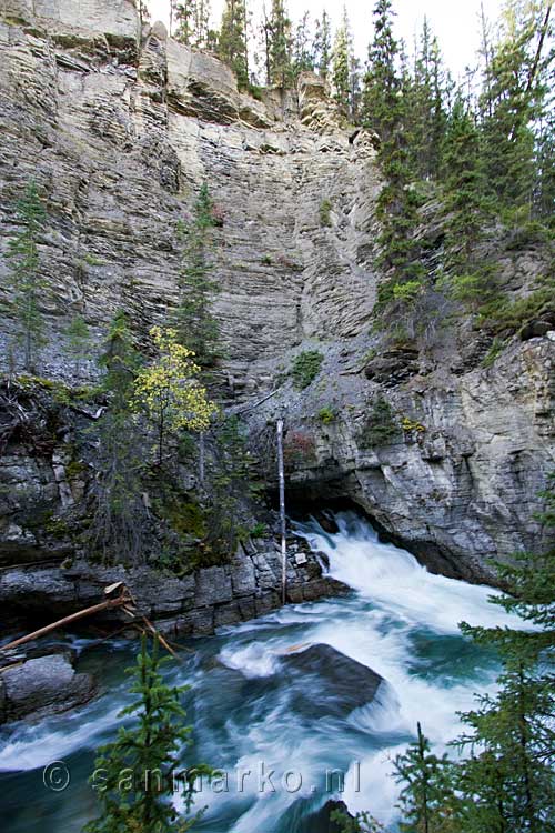 Hier komt water uit Maligne Lake Maligne Canyon in