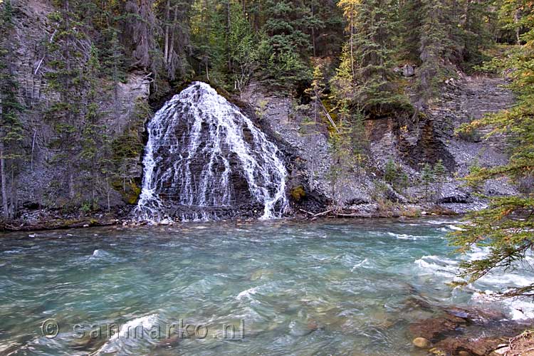 Een waaier waterval in Maligne Canyon in Jasper National Park