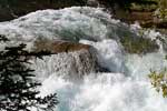 Helder snelstromend water door Maligne Canyon in Jasper NP