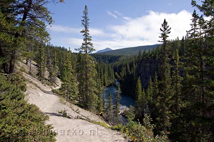 Het uitzicht vanaf het wandelpad bij Maligne Canyon richting Maligne Lake