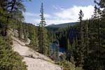 Het uitzicht vanaf het wandelpad bij Maligne Canyon richting Maligne Lake