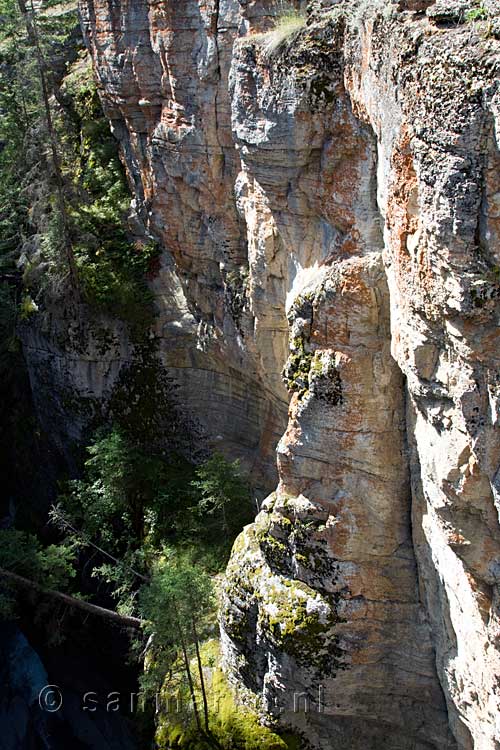 De steile rotswanden van Maligne Canyon