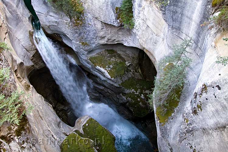 Nog een mooi uitzicht op de waterval in Maligne Canyon